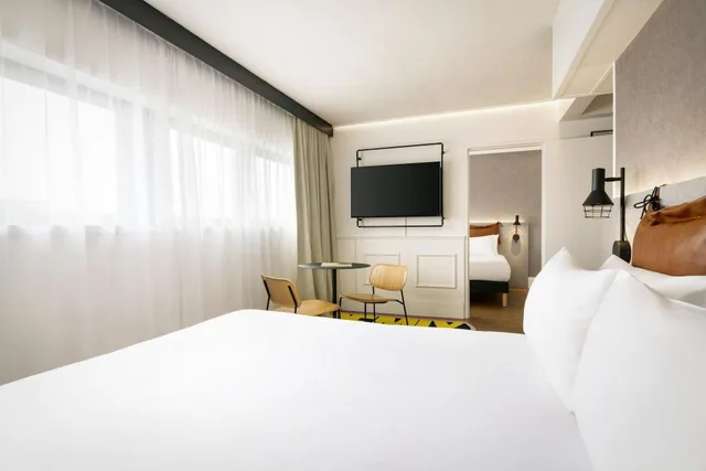 Moxy, Guest Room, Family, King Bed, King and Twin Beds, Large، Moxy Paris La Villette 1/5