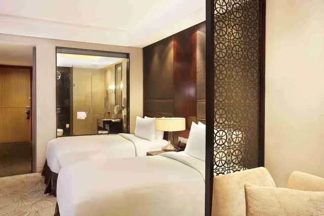 غرفة قياسية بسريرين منفصلين بإطلالة على المسبح للمدخنين، Crowne Plaza New Delhi Mayur Vihar Noida 2/5
