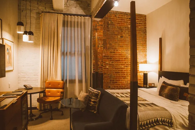 Atrium, Guest Room, King Bed، Crossroads Hotel 1/1