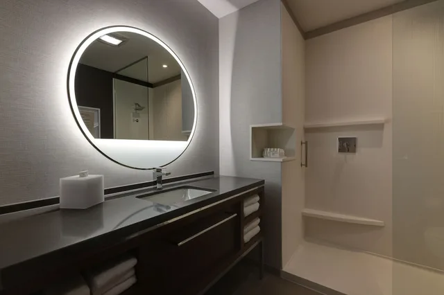 غرفة بسرير كينج، Courtyard by Marriott Iowa City University Heights 7/7