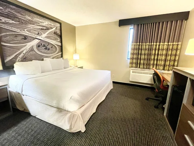 غرفة بسرير كينج لذوي الإعاقة، Super 8 By Wyndham St Charles 4/10