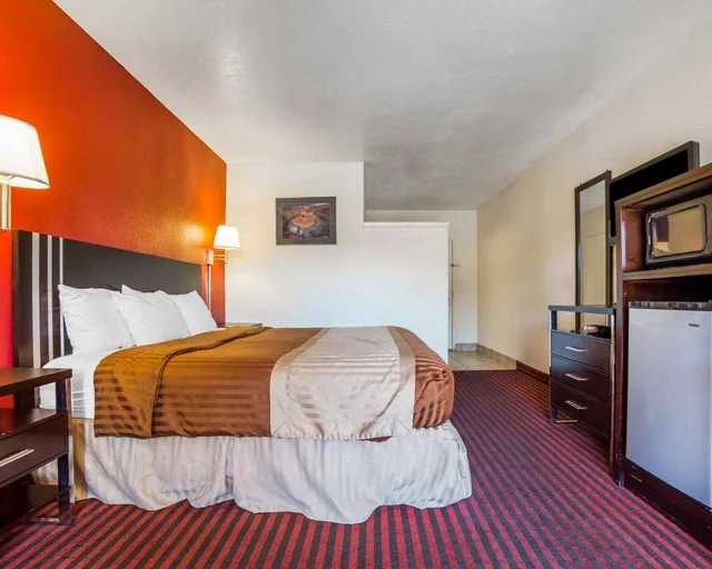 غرفة بسرير كينج، Rodeway Inn At Lake Powell 1/3