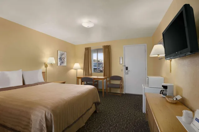 جناح استوديو بسرير كوين، Travelodge by Wyndham Wenatchee 3/10
