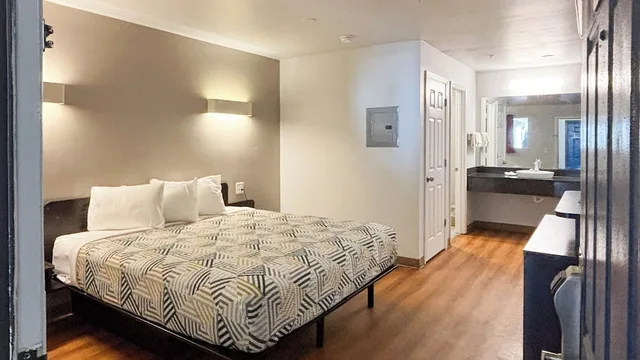 1 King Bed - Mobil Acc RI Shwr Nsmk Kitchen، Motel6 Greenville, SC 3/4