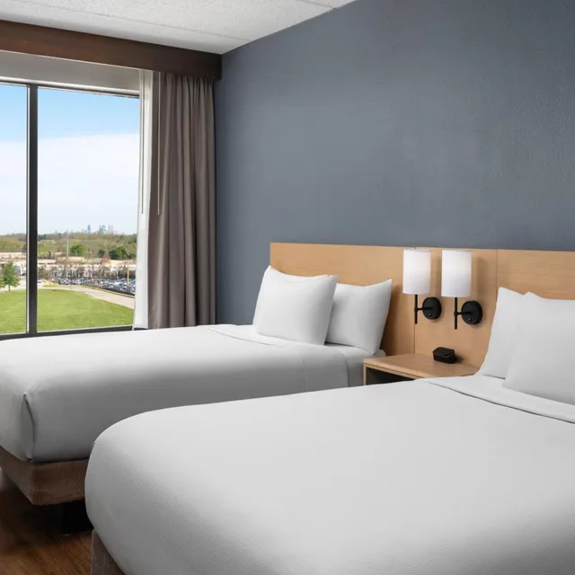 غرفة بسريرين مزدوجين مع أريكة في طابق مرتفع، Hyatt Place Atlanta Arpt North 4/10