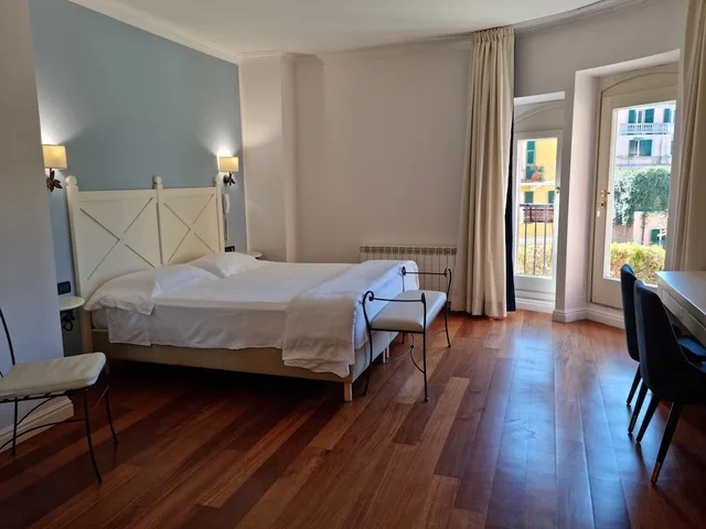 Junior Suite, Family, King Bed, Sofa, Hotel Canali, Portofino Coast 2/5