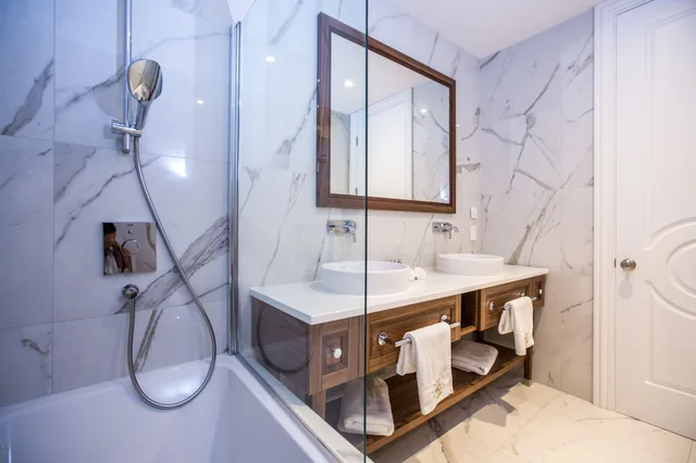 غرفة ديلوكس بسريرين كوين بشرفة، Royal Blue Hotel 8/8