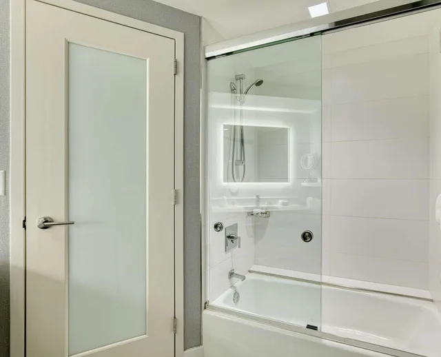 غرفة ديلوكس بسرير كينج، The Royal Sonesta Minneapolis Downtown 2/3