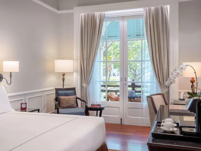 State, King Bed, Garden View, Raffles Hotel Le Royal 1/10