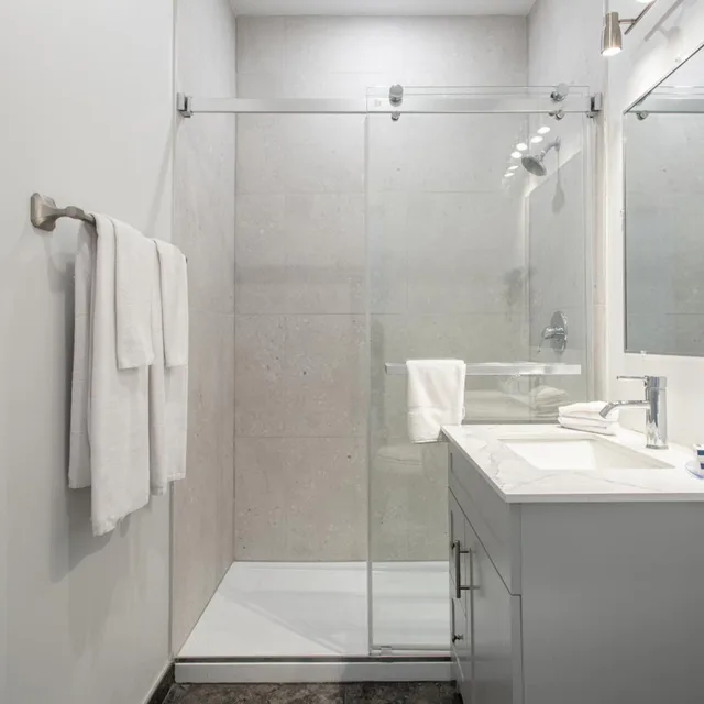 غرفة بسرير كينج وسرير كوين، Travelodge by Wyndham Rigaud 2/3