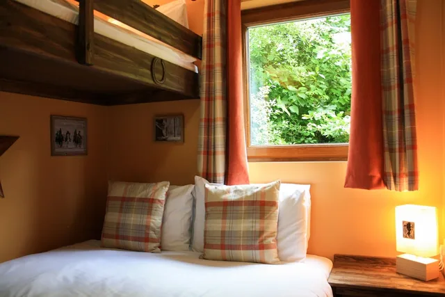 كابينة كومفورت بسرير مزدوج وسرير بطابقين بغرفة نوم واحدة، Adventurer's Village Milton Keynes 1/2