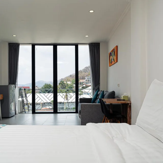 غرفة ديلوكس بسرير مزدوج بشرفة، Komodo Suites Downtown 3/9