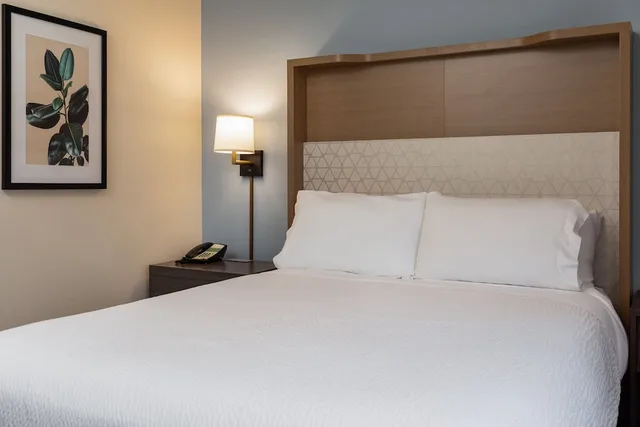 جناح بسرير فردي بغرفة نوم واحدة مع أريكة، Elk Lake Inn Suites Victoria 3/5