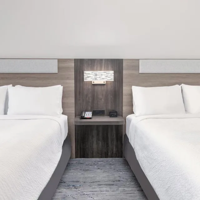جناح بسرير كوين مع أريكة، Holiday Inn Express Suites Beeville 4/10