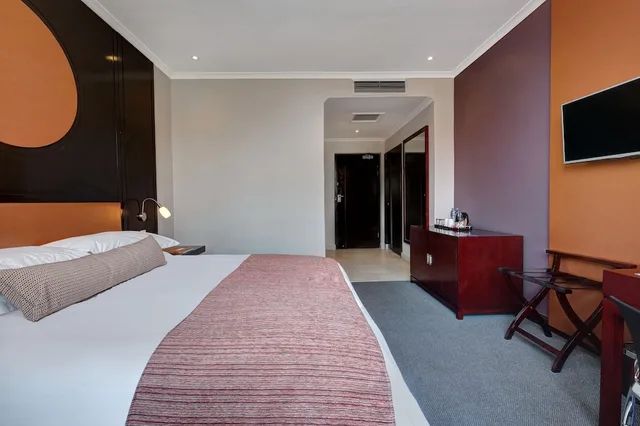 غرفة ديلوكس بسرير كينج بإطلالة على الحديقة للمدخنين، PROTEA HOTEL NDOLA 3/8