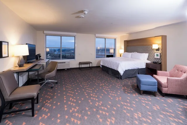 غرفة قياسية بسرير كينج لذوي الإعاقة، Holiday Inn Kalamazoo West 3/7