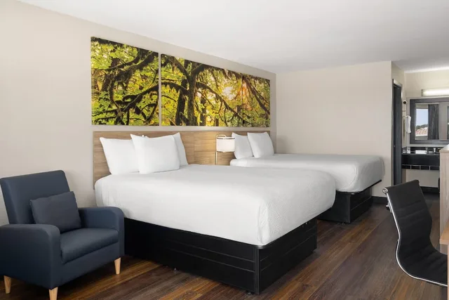 غرفة بسريرين كوين، Days Inn & Suites by Wyndham Byram 2/3