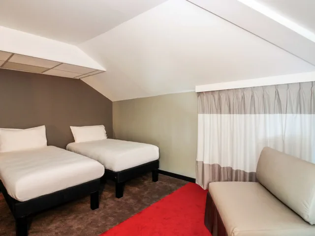غرفة بسرير مزدوج وسريرين منفصلين، Ibis Cahors 2/6