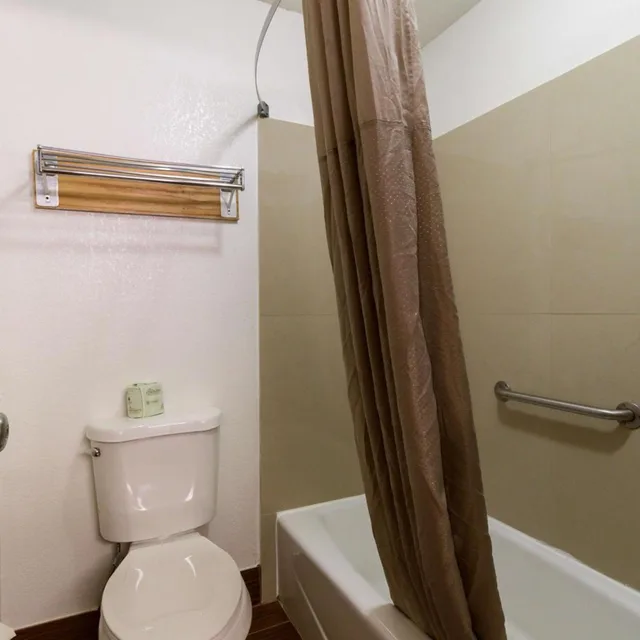 جناح بسرير كينج بجاكوزي للمدخنين، Motel6 Davenport, IA 9/10