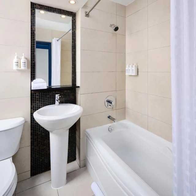غرفة بزنس بسرير كينج وسرير كوين، Hotel Victoria Toronto 5/5