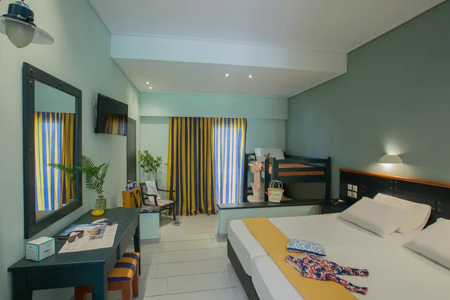 غرفة بسرير بطابقين، Golden Coast Hotel and Bungalows 1/5