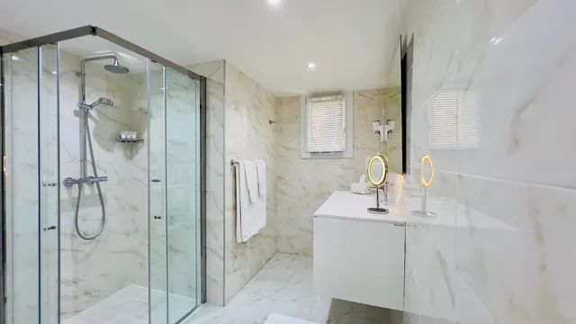 2 Bedrooms, Suite, 1 Double and 3 Single Beds، Hotel La Calanque 1/1