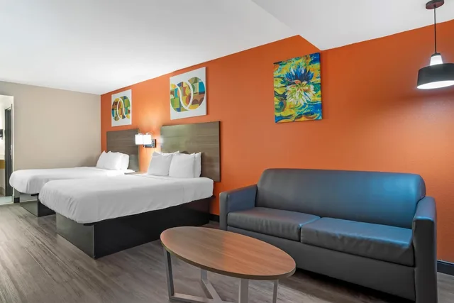 غرفة قياسية بسريرين كوين مع أريكة، Best Western Statesville Inn 7/9