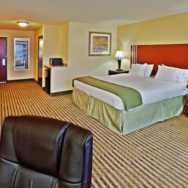 1 Bedroom, Suite, King Bed, Hot Tub, Holiday Inn Express Hotel And Suites Ponca City 1/2