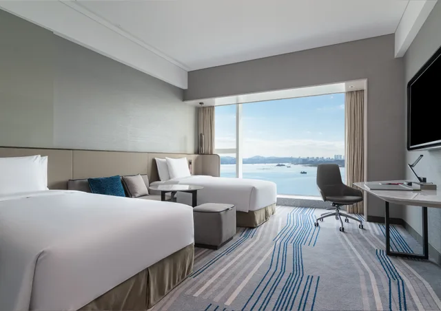 غرفة قياسية بسريرين منفصلين بإطلالة على البحر، Crowne Plaza Xiamen Jimei, An Ihg Hotel 1/2