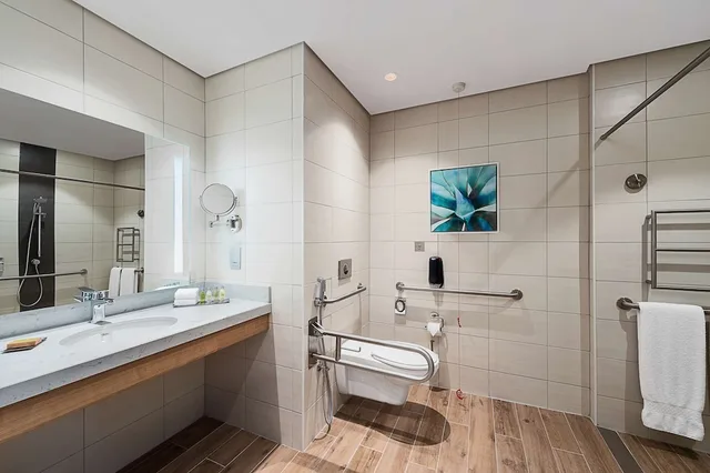 غرفة قياسية بسرير كينج لذوي الإعاقة، Hilton Garden Inn Kuwait 10/10