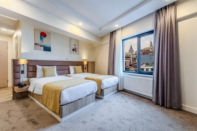 غرفة ديلوكس بسريرين منفصلين بإطلالة على المدينة، Roys Hotel & Suites 1/1