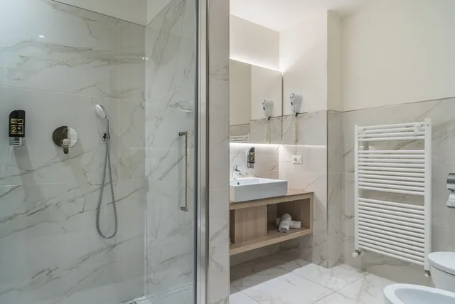 غرفة عائلية بسريرين منفصلين بإطلالة على البحيرة بشرفة بغرفة نوم واحدة، Boutique Hotel Brenzone 4/4