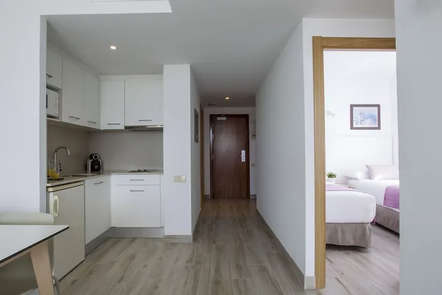 شقة بريميوم بأربعة أسرّة بإطلالة على المسبح بغرفتي نوم مع أريكة، Aparthotel Cye Holiday Centre 7/8