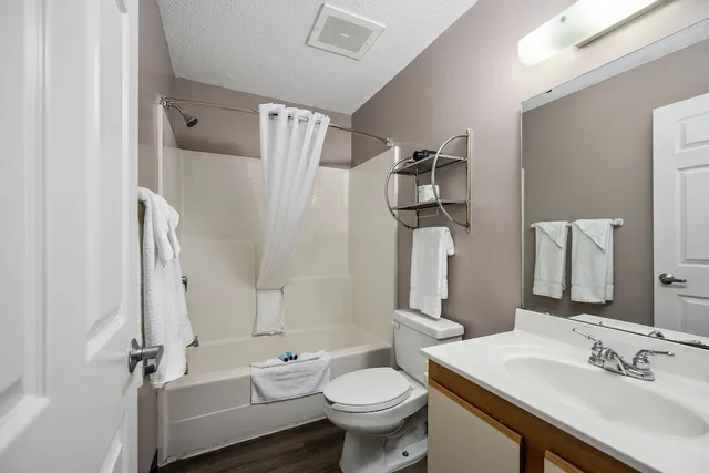 جناح بسرير كوين، Affordable Suites 4/5