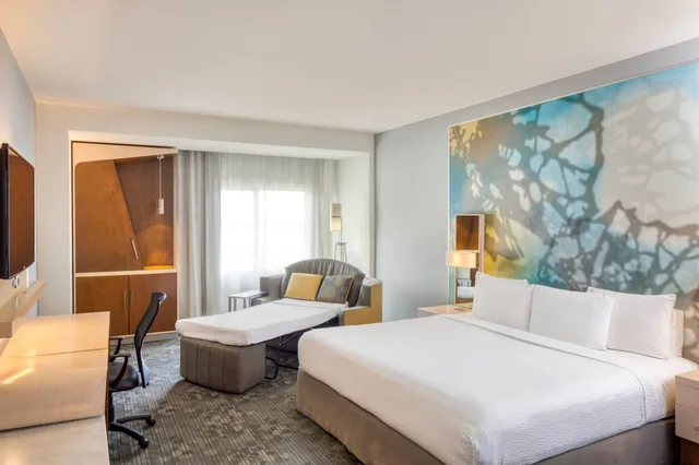 غرفة قياسية بسرير كينج مع أريكة، Courtyard by Marriott Queretaro 1/4
