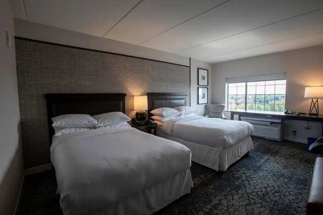 غرفة بسريرين مزدوجين، Sheraton Chicago Northbrook 2/2
