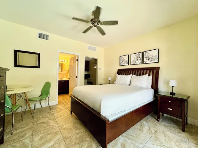 Queen Bed, Pool Side، Inn on the Drive 4/10