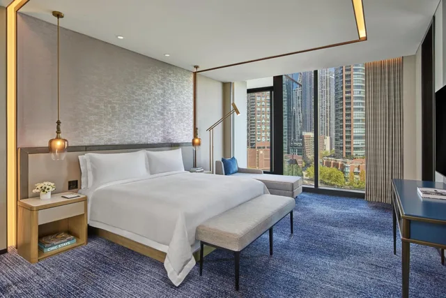 Caroline Astor, Suite، The St. Regis Chicago 2/4
