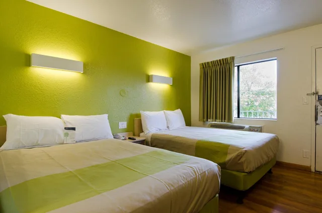 1 Full Bed - ADA/RI Shower, Smoking، Motel6 Camp Springs, DC - South Camp Springs 8/10