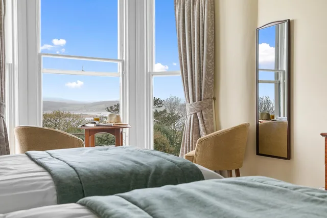 غرفة بسريرين منفصلين بإطلالة على البحر، Royal Beacon Hotel 3/3