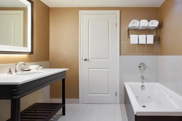 1 Bedroom, Suite, King Bed, Sofa, Club Floor، Sheraton Parkway Toronto North Hotel Suites 3/5