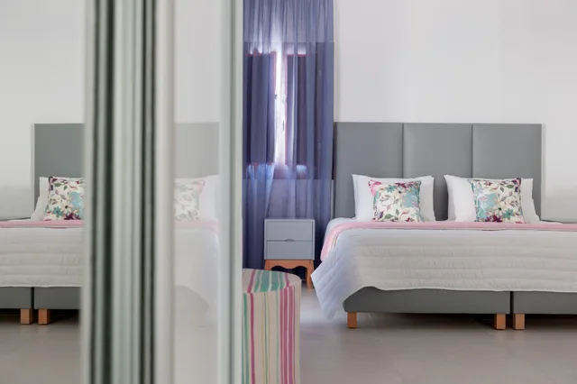غرفة قياسية بسرير مزدوج وسرير فردي، MAR N MAR CROWN SANTORINI HOTEL AND SUITES 2/3