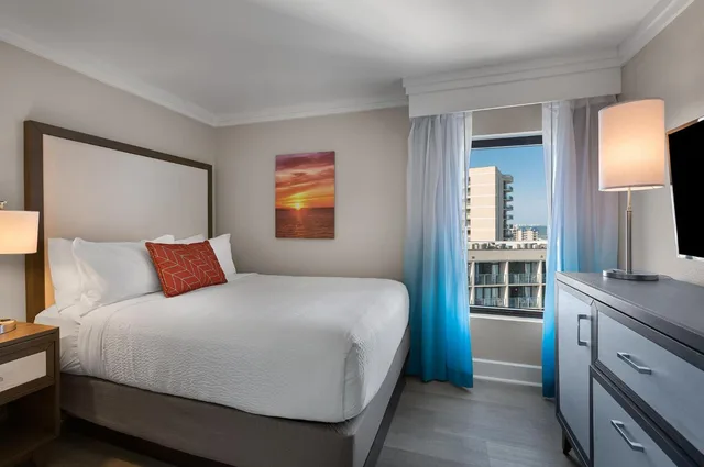 3 Bedrooms, Condo, Ocean Front، Grande Cayman Resort 6/10