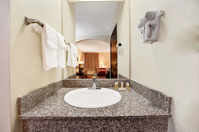 غرفة بسرير كينج لذوي الإعاقة، Days Inn by Wyndham Dallas Plano 7/10