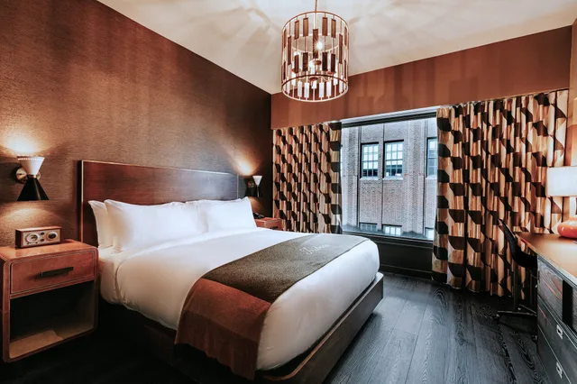 غرفة قياسية بسرير كينج، The Roxy Hotel New York 1/3