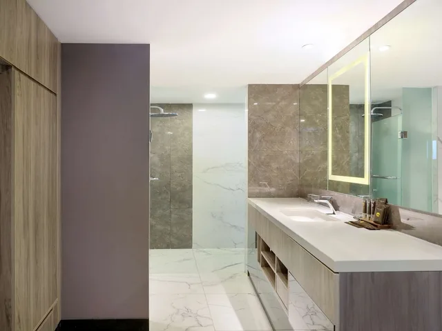 غرفة تنفيذية بسرير كينج، Novotel Suites Yogyakarta Malioboro 3/3