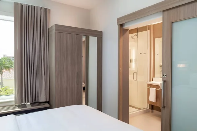 جناح بسرير كينج مع سرير سحّاب إضافي لذوي الإعاقة، SpringHill Suites by Marriott Cape Canaveral Cocoa Beach 2/10