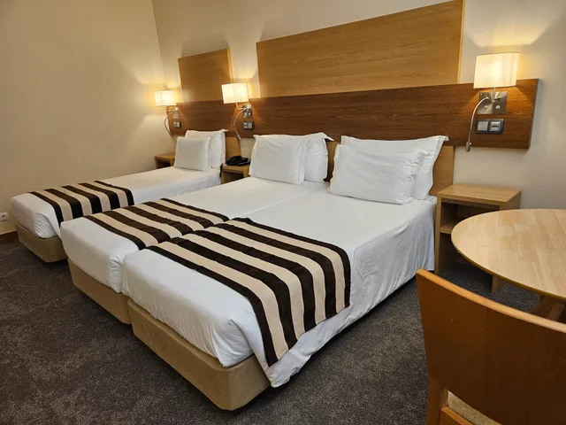 Room, Twin Beds, with Extra Bed, Principe Lisboa 8/10
