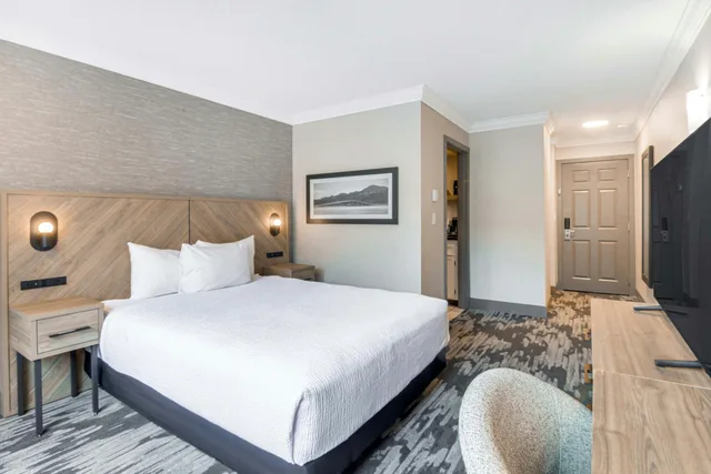 Standard, Queen Bed, Kitchen, Atrium Building، Sandman Hotel Kelowna 2/6
