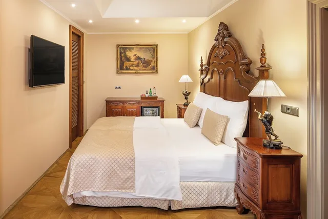 Suite, 2 King Beds, Iron Gate Hotel And Suites 5/10